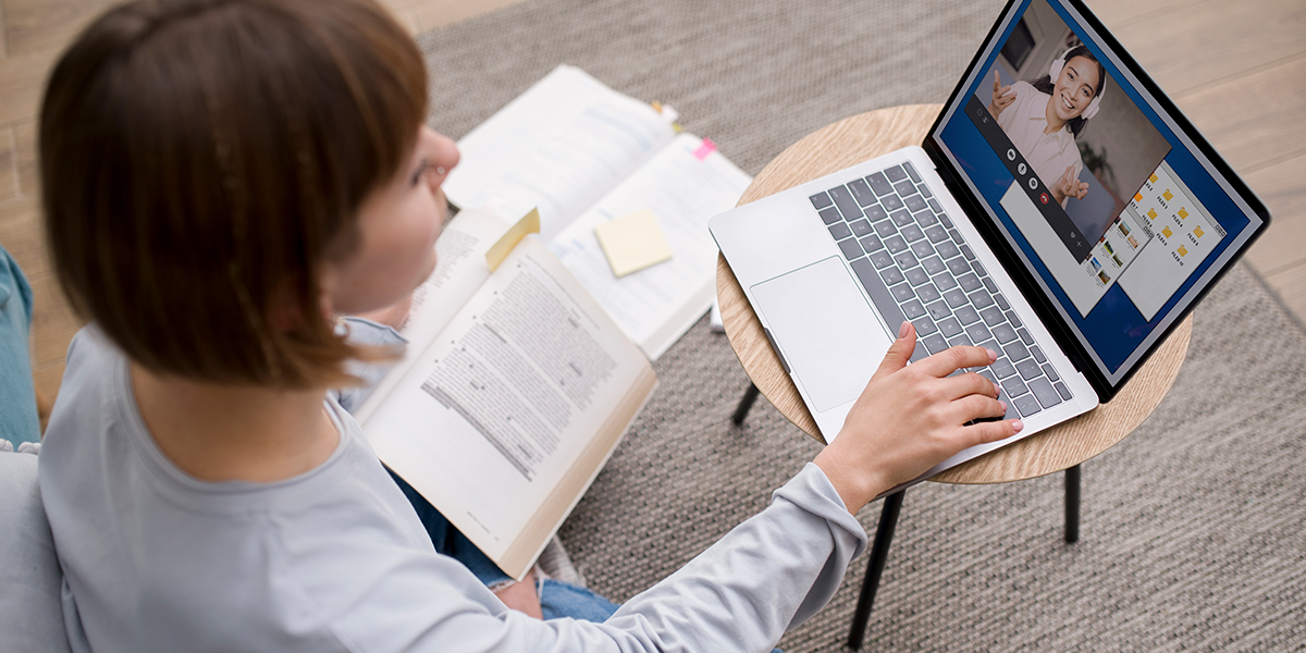 Estudiante participando de una clase virtual