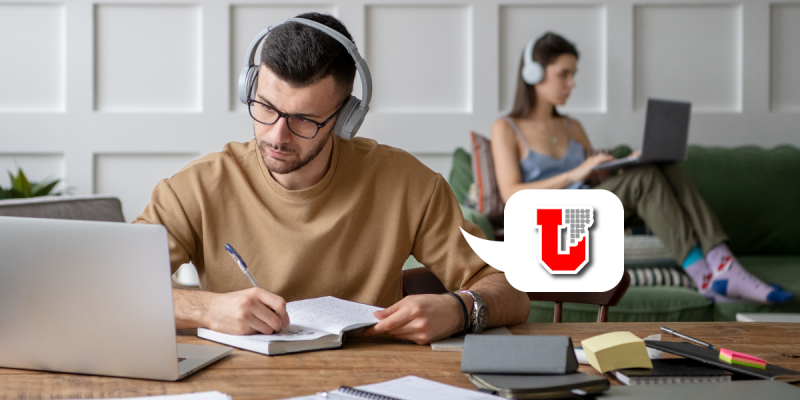 Estudiantes participando de un curso virtual en la plataforma académica