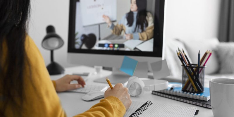 Estudiante participando de una clase virtual
